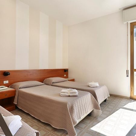 Hotel Brunella Λίντο ντι Καμαϊόρε Εξωτερικό φωτογραφία