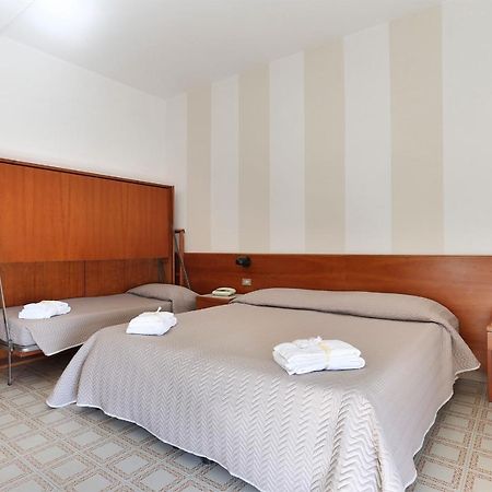 Hotel Brunella Λίντο ντι Καμαϊόρε Εξωτερικό φωτογραφία
