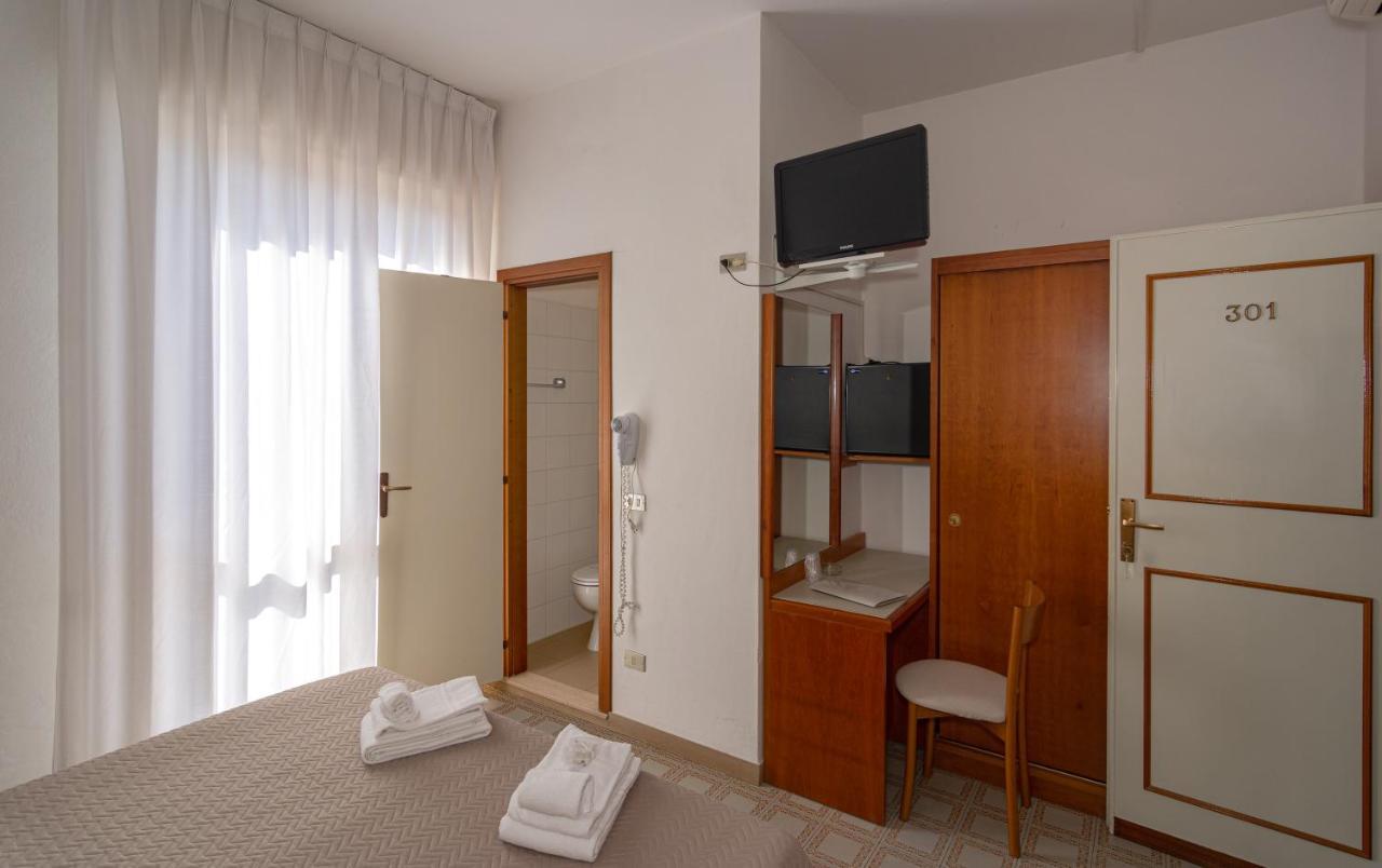 Hotel Brunella Λίντο ντι Καμαϊόρε Εξωτερικό φωτογραφία