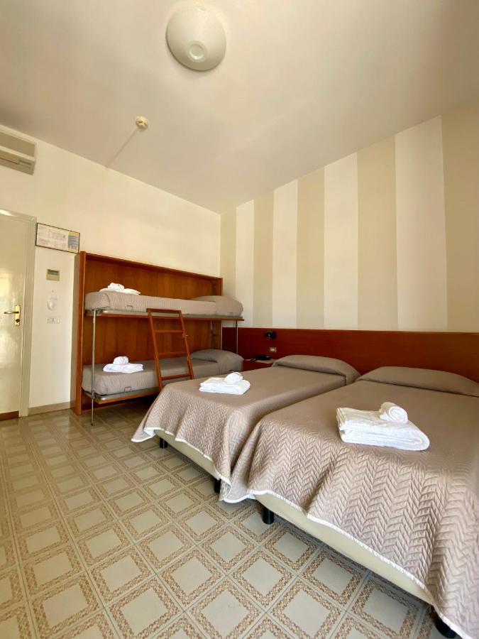Hotel Brunella Λίντο ντι Καμαϊόρε Εξωτερικό φωτογραφία