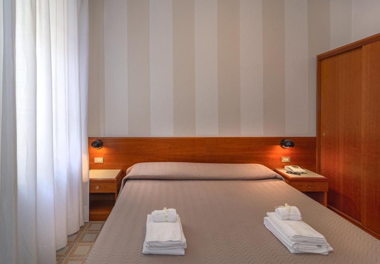 Hotel Brunella Λίντο ντι Καμαϊόρε Εξωτερικό φωτογραφία